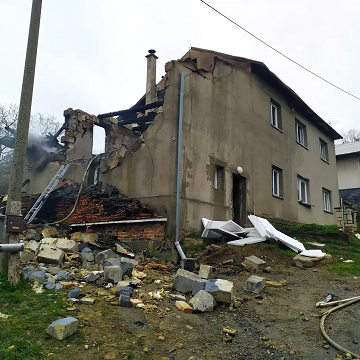 Obrázek článku: V sutinách domu v Loučce u Kelče našli po výbuchu mrtvou ženu a tři děti
